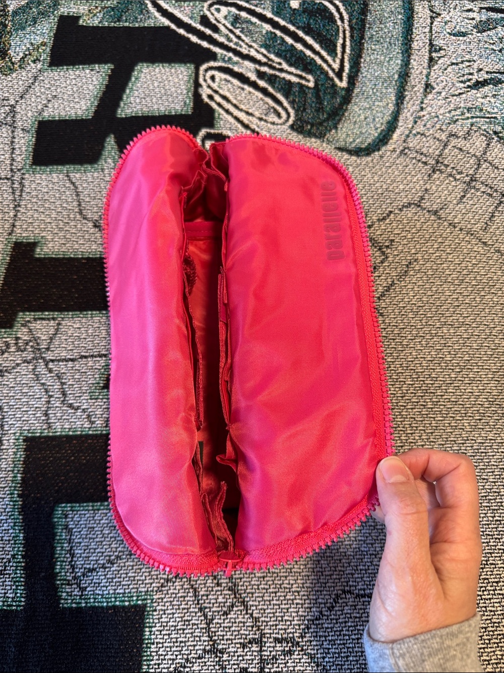 Parallelle Medium Carry-On Traveller Vibrant Hot Pink Zip Cosmetic Pouch - Picture 5 of 7